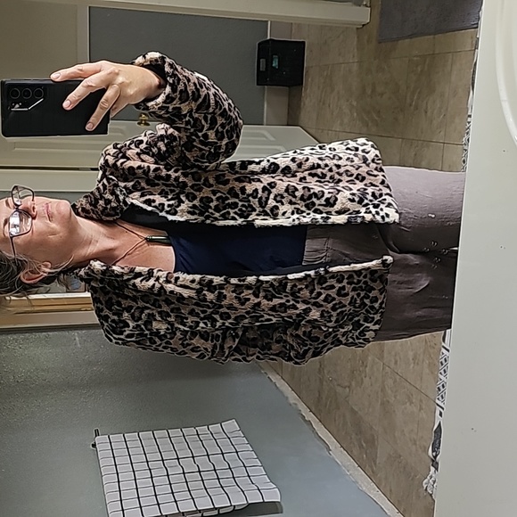 STUNNING JM COLLECTION FAKE LEOPARD PRINT FUR COAT - Picture 2 of 14